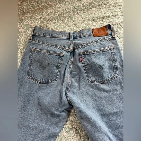 Levi’s 501 jeans with raw hem button fly in light wash - Picture 7 of 14